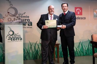 No primeiro compromisso da noite, participou do 22º Prêmio O Futuro da Terra, promovido pelo Jornal do Comércio em parceria com a Fundação de Amparo à Pesquisa do Estado do Rio Grande do Sul (Fapergs)