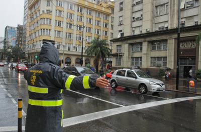 Equipes trabalham para minimizar efeitos da chuva na Capital