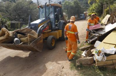 O Bota-Fora, promovido pela Secretaria Municipal de Serviços Urbanos (SMSUrb), por meio do Departamento Municipal de Limpeza Urbana (DMLU), segue de segunda-feira, 3, a quinta-feira, 6, em nove comunidades. O serviço começa à s 8h e tem o objetivo de colaborar com o descarte correto de resÃduos que não são recolhidos pelas coletas regulares do DMLU, como eletrodomésticos, móveis e outros objetos de grande volume