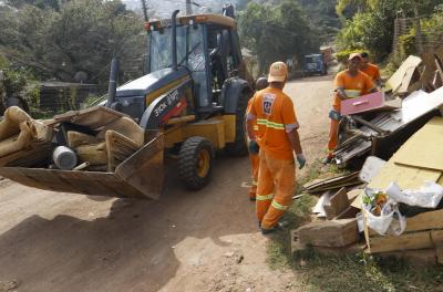 O Bota-Fora, promovido pela Secretaria Municipal de Serviços Urbanos (SMSUrb), por meio do Departamento Municipal de Limpeza Urbana (DMLU), segue de segunda-feira, 3, a quinta-feira, 6, em nove comunidades. O serviço começa às 8h e tem o objetivo de colaborar com o descarte correto de resíduos que não são recolhidos pelas coletas regulares do DMLU, como eletrodomésticos, móveis e outros objetos de grande volume