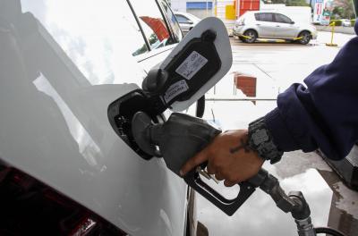 O Procon Porto Alegre realizou um novo levantamento de preços da gasolina comum, etanol e diesel em 38 postos da Capital. 
