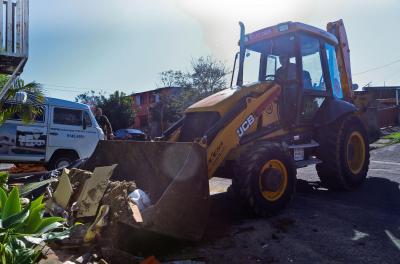 Moradores são orientados a disporem os materiais em frente às suas residências