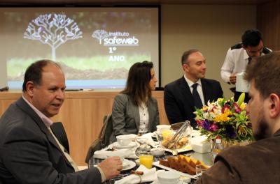 Serão beneficiados 600 trabalhadores das UTs, destaca Renê de Souza (E), do DMLU