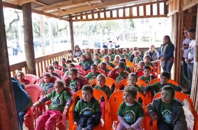 Alunos da Escola Municipal de Educação Infantil (Emei) Humaitá, do bairro Humaitá, visitaram na tarde desta terça-feira, 4, o Acampamento Farroupilha, na Parque Harmonia. A escola foi convidada pela Empresa Pública de Transporte e Circulação (EPTC) para participar de um circuito informativo sobre educação no trânsito, no galpão EPTChê, tradicional piquete da empresa no local.