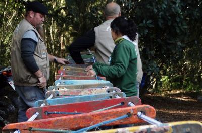 Ao final da tarde dessa terça-feira, 4, a fauna do bairro Lami ganhou mais uma ponte de corda como alternativa para facilitar a travessia de ruas na região