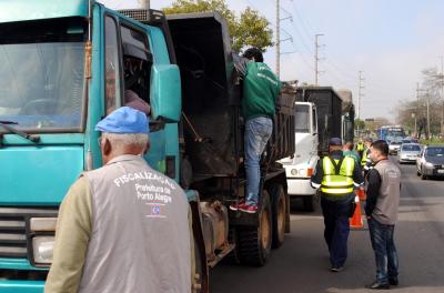 Nas duas horas de operação, foram vistoriados 16 veículos, sendo que dois foram apreendidos pela EPTC, um por problemas na CNH e outro sem condições segurança (pneus gastos)