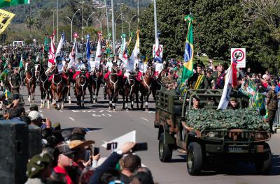 Desfile militar marca comemorações do feriado da Independência