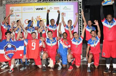 A equipe Magia, de Porto Alegre, venceu a POCs, de Caxias do Sul, por dois sets a zero e se tornou a campeã da primeira edição do GayPrix de Vôlei. A final foi disputada na noite desse domingo, 9, na quadra do Sesc Protásio, na Capital