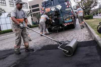 A Operação Tapa-Buracos da prefeitura executou serviços em pontos de 89 vias da Capital de 27 de agosto a 8 de setembro. Desde 20 de abril, quando os trabalhos foram intensificados, a operação já realizou 838 serviços em vias de Porto Alegre