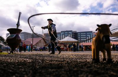 O Acampamento Farroupilha 2018 acontece de 7 a 20 de setembro no Parque MaurÃcio Sirotsky Sobrinho (Harmonia). O tema desta edição é o Tropeirismo e terá a participação de 353 galpões de entidades tradicionalistas que vão desenvolver programações culturais e campeiras.