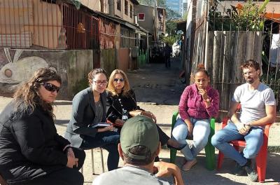 A secretária de Desenvolvimento Social e Esporte, Denise Russo, acompanhada de equipe técnica, visitou a Vila Planetário na manhã desta quarta-feira, 12. O objetivo foi ouvir as demandas sociais da comunidade localizada no bairro Santana. Formada, na sua maioria, por recicladores, a Vila Planetário tem um grande número de mulheres como chefes de famÃlia.