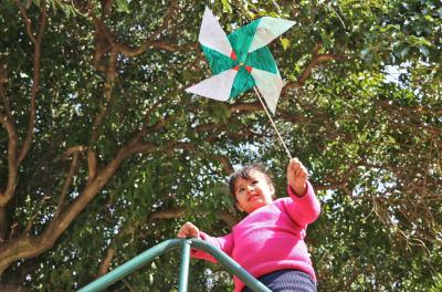 As crianças do Jardim A e B da Escola Municipal de Educação Infantil Jardim de Praça (Emei JP) Passarinho Dourado, no bairro São Geraldo, participaram de uma oficina de catavento nesta quinta-feira