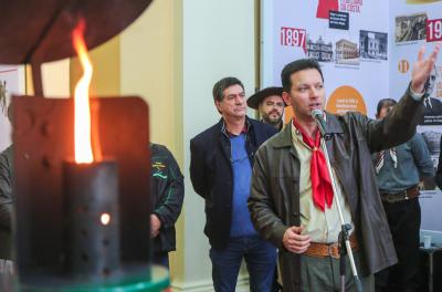 O prefeito Nelson Marchezan Júnior recebeu, na manhã desta sexta-feira, 14, das mãos do presidente do Movimento Tradicionalista Gaúcho - MTG, Nairo Callegaro, a Chama Crioula.