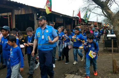Uma caminhada no Acampamento Farroupilha, com a participação de 41 crianças do Ensino Fundamental da Escola Estadual Matias de Albuquerque, marcou, na manhã desta terça-feira, 18, a abertura oficial das atividades educativas da Semana Nacional do Trânsito