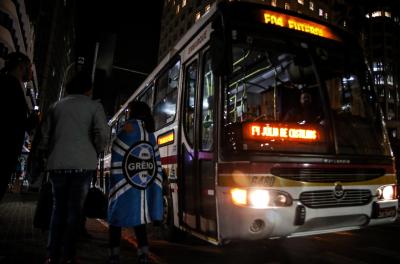 Os torcedores que utilizarem o metrô deverão desembarcar na estação Anchieta, cerca de 1,5 quilômetro da Arena, aproximadamente 10 minutos de caminhada até o estádio.