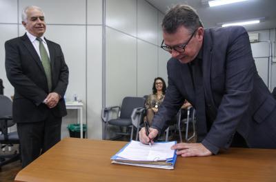 Somente em agosto desse ano, foram enviados ao Arquivo Municipal, mais de 80 processos tributários, extinguindo-se documentos de pedidos, requerimentos, reclamações e recursos em papel, na Secretaria do Tribunal.