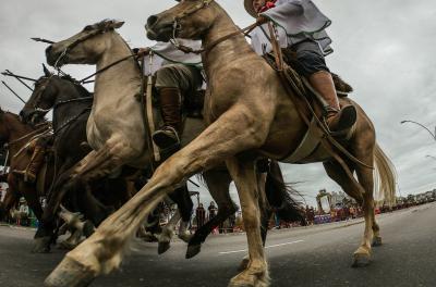 Cerca de 10 mil pessoas assistiram ao tradicional desfile de 20 de setembro, na manhã desta quinta-feira, na avenida Edivaldo Pereira Paiva (Beira Rio)