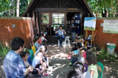 Para comemorar a chegada da primavera, a Biblioteca Ecológica Infantil Maria Dinorah, da Secretaria Municipal do Meio Ambiente (Smams), realiza neste sábado, 22, uma oficina de artes temática, conectando livros do acervo a atividades educativas, utilizando materiais recicláveis e elementos da natureza encontrados no Parque Moinhos de Vento (Parcão), onde se localiza a biblioteca.