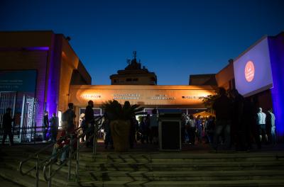 O encerramento do 25º Porto Alegre Em Cena acontece na noite deste domingo, a partir das 19h, no saguão do Centro Municipal de Cultura, Arte e Lazer LupicÃnio Rodrigues (av. Erico Verissimo, 307), com o anúncio dos vencedores do 13º Prêmio Braskem.