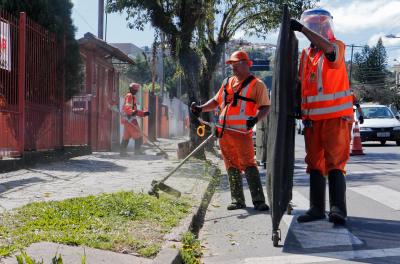 Prefeitura divulga programação de roçada e capina nesta terça-feira