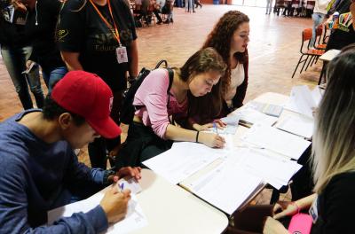Jovens com idade de 15 a 18 anos participaram da 7ª Feira de Oportunidades, no Ginásio do Colégio Protásio Alves , nesta quarta-feira, 26.
