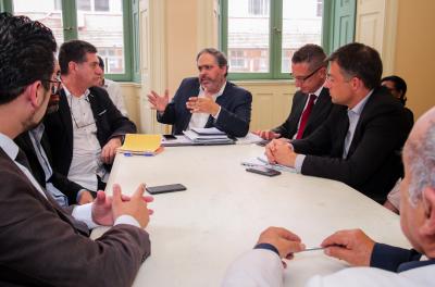 Em reunião realizada no Paço Municipal na tarde desta quarta-feira, 26, o vice-prefeito Gustavo Paim recebeu representantes da Liga Independente das Escolas de Samba de Porto Alegre (Liespa), da União das Entidades Carnavalescas do Grupo de Acesso de Porto Alegre (Uecgapa), Liga dos Blocos da Cidade Baixa e empresa privada do Rio de Janeiro para tratar sobre o Carnaval de Porto Alegre