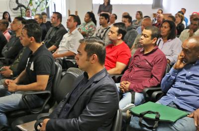 O serviço de portaria para as 56 escolas municipais de ensino fundamental de Porto Alegre começa nesta segunda-feira, 1º. Prestado por meio de empresa terceirizada, o trabalho será realizado de segunda a sexta-feira, em 12 horas diárias – dois postos de seis horas – em horários a serem definidos pela direção de cada unidade. A iniciativa é pioneira nas escolas da rede municipal de ensino e, inicialmente, são 112 profissionais contratados.