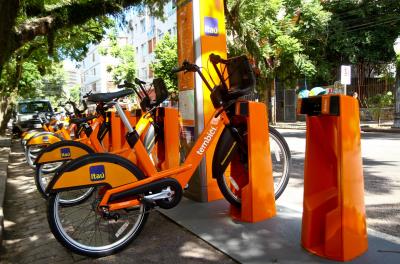 O BikePOA atingiu 345.279 mil viagens realizadas neste ano, desde fevereiro, quando o novo sistema de bicicletas compartilhadas da Capital começou a funcionar, até a data esta terça-feira, 2. O recorde de utilizações desde 2013 aconteceu em setembro, com 67.877 mil viagens