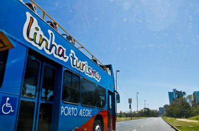O Centro Dia do Idoso (CDI) Portal da Felicidade promove nesta quinta-feira, 4, passeio no ônibus da Linha Turismo de Porto Alegre, especial para 30 idosos em situação de fragilidade social que são atendidos pelo serviço da Fundação de Assistência Social e Cidadania (Fasc).