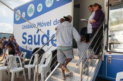 Disponibilizar serviços básicos de saúde para uma parcela da população que encontra dificuldades em acessá-los é uma preocupação da prefeitura. Na tentativa de solucionar esse problema, a nova Unidade Móvel de Saúde, doada pelo POA Solidária, parceria entre voluntários e Prefeitura de Porto Alegre, esteve na manhã desta quinta-feira, 4, na comunidade Vila Dique,