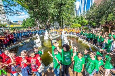 Divididos em quatro grupos identificados por camisetas de cores diferentes