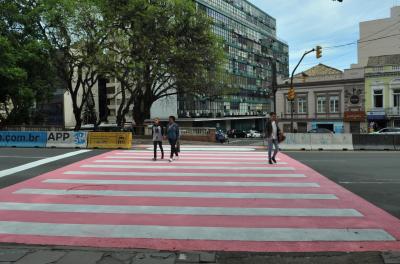 Av. Independência recebe sinalização para marcar o Outubro Rosa