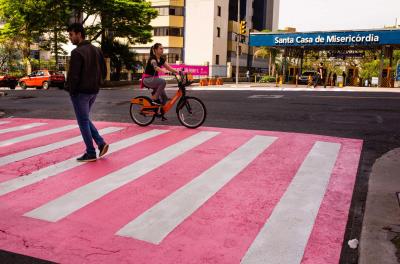 Av. Independência recebe sinalização para marcar o Outubro Rosa