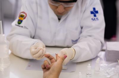 Ação de combate à sÃfilis leva exames ao Largo Glênio Peres