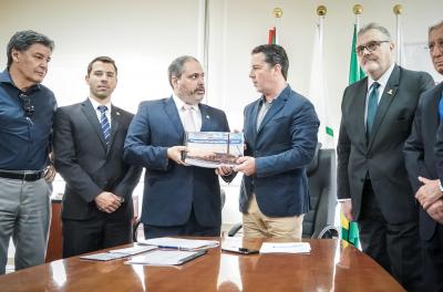 O prefeito em exercício, Gustavo Paim, entregou na Câmara de Vereadores de Porto Alegre (CMPA), na manhã desta segunda-feira, 15, a proposta de Lei Orçamentária Anual (LOA) 2019
