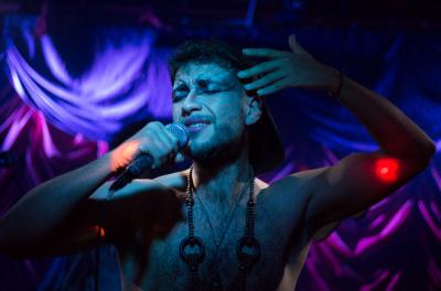 Cecé Pássaro é um show autoral e performático do cantor, ator e compositor César Pereira