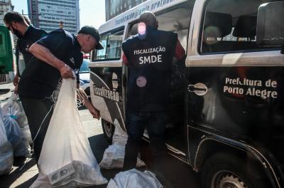 A Secretaria Municipal de Desenvolvimento Econômico (SMDE), a Guarda Municipal, a Empresa Pública de Transporte e Circulação (EPTC) e a Brigada Militar atuaram integradas em operação para o combate ao comércio ilegal nesta terça-feira, 16.