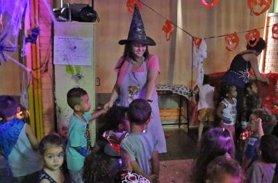 A Escola Municipal de Educação Infantil (Emei) Humaitá, no bairro Humaitá, promoveu, nesta quarta-feira, 17, sua 'Festa Assustadora', alusiva ao Dia das Bruxas