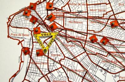 Serão apresentadas leituras, escritos, registros de ações, caminhadas e outros encontros que se traduzem nas proposições do mural Um Guia Afetivo