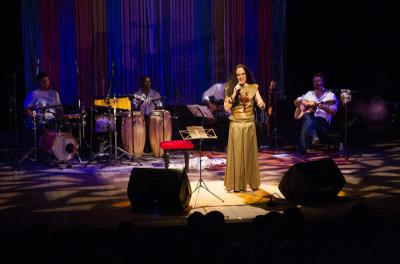 Maria Bethânia em cantoria no Teatro Renascença