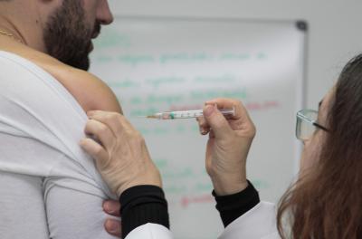 Meta é atualizar a imunização dos indivíduos entre 15 e 29 anos
