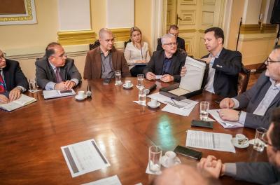 O prefeito Nelson Marchezan Júnior recebeu a informação do diretor regional da Caixa Econômica Federal, Helio Luiz Duranti, que depois de nova análise dos técnicos da instituição foi aprovado o pedido da prefeitura para o financiamento de duas obras, no valor de R$ 259,1 milhões.