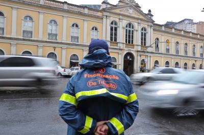 A Prefeitura de Porto Alegre está em alerta com equipes mobilizadas para monitorar o ciclone extratropical, previsto para ocorrer na tarde deste sábado, 27