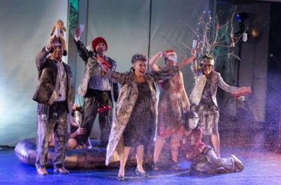 Inimigos na Casa de Bonecas no palco do Renascença