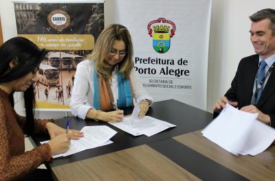 Na manhã desta quinta-feira, 1º, a Secretaria Municipal de Desenvolvimento Social e Esporte (SMDSE) e a Companhia Carris Porto-Alegrense assinaram um convênio de cooperação que permitirá que a SMDSE receba 12 estudantes do programa Jovem Aprendiz, executado pela Carris, que irão exercitar seu aprendizado nas estruturas da secretaria