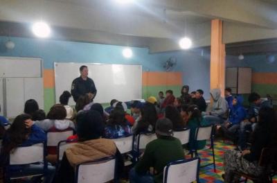 A Escola Municipal de Ensino Fundamental (Emef) Grande Oriente do Rio Grande do Sul, na zona Norte da Capital, iniciou nesta segunda-feira, 5, as atividades do projeto “Dois Caminhos, uma Escolha”, promovido pelo Núcleo de Ações Preventivas (NAP) da Guarda Municipal de Porto Alegre