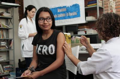 A Secretaria Municipal de Saúde (SMS) mantém até dezembro a vacinação de adolescentes e jovens entre 15 e 29 anos em escolas públicas estaduais. 