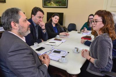 Para debater a Semana Internacional do Canadá na Capital gaúcha, o vice-prefeito Gustavo Paim esteve reunido em seu gabinete com o comissário do Escritório Comercial do governo canadense em Porto Alegre, Paulo Barnewitz Orlandi, e a cônsul comercial do Consulado Geral do Canadá em São Paulo, Elise Racicot.