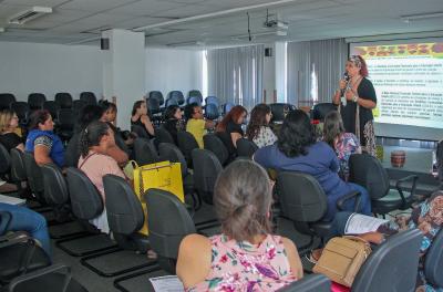 ormação tratou de representatividade nas escolas, ressaltando a importância de adquirir materiais para diferentes públicos