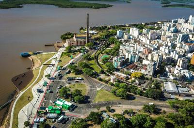 o sol predomina ao longo do dia e o ingresso de ar mais quente provoca forte calor à tarde